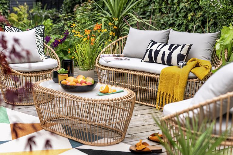 Exactly what are the advantages of acquiring garden tables?